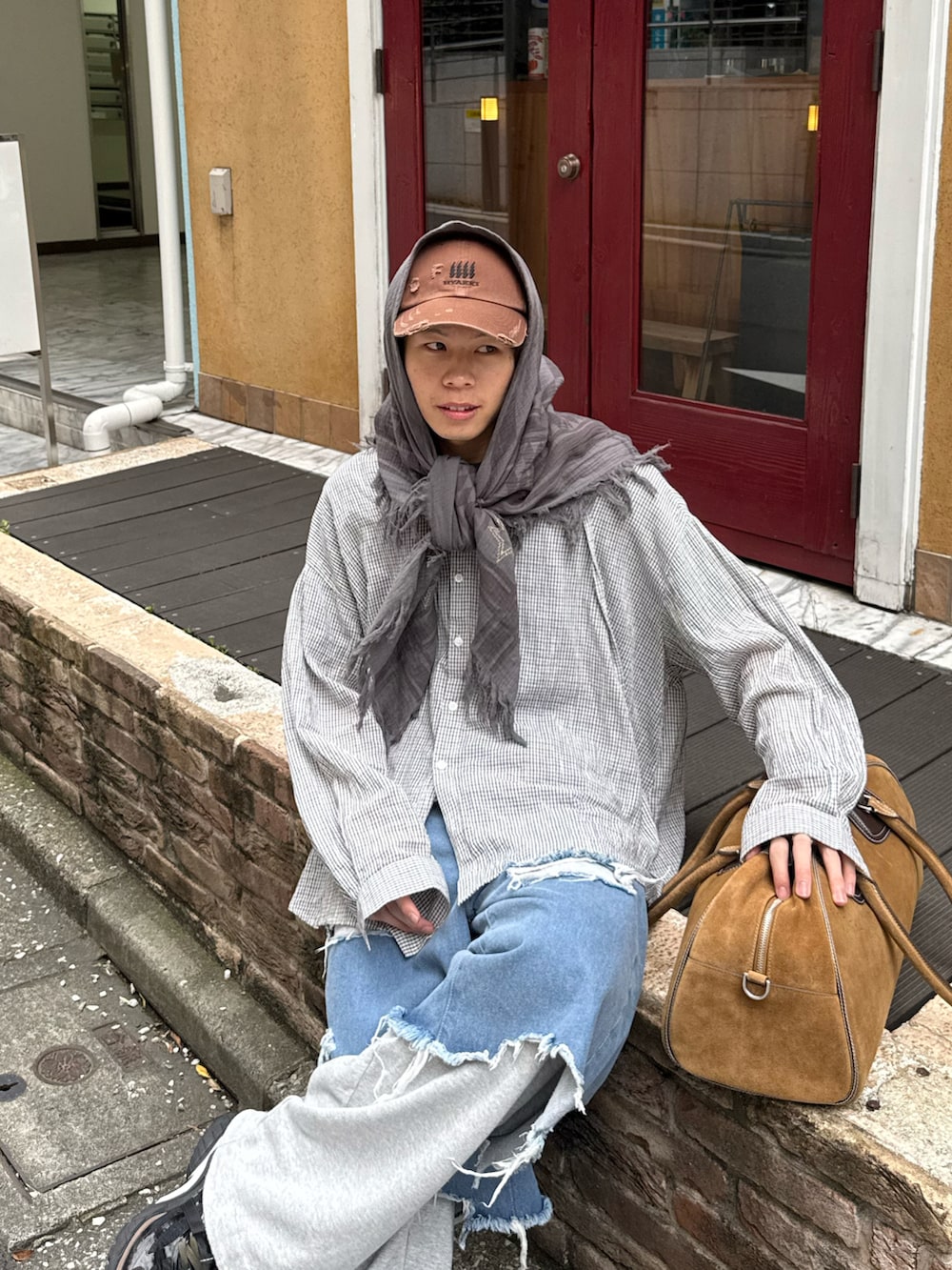 ホワイト系のシャツ/ブラウス、グレー系のスウェットパンツ、ベージュ系のバッグを着用したメンズの夏コーディネートの4枚目の写真