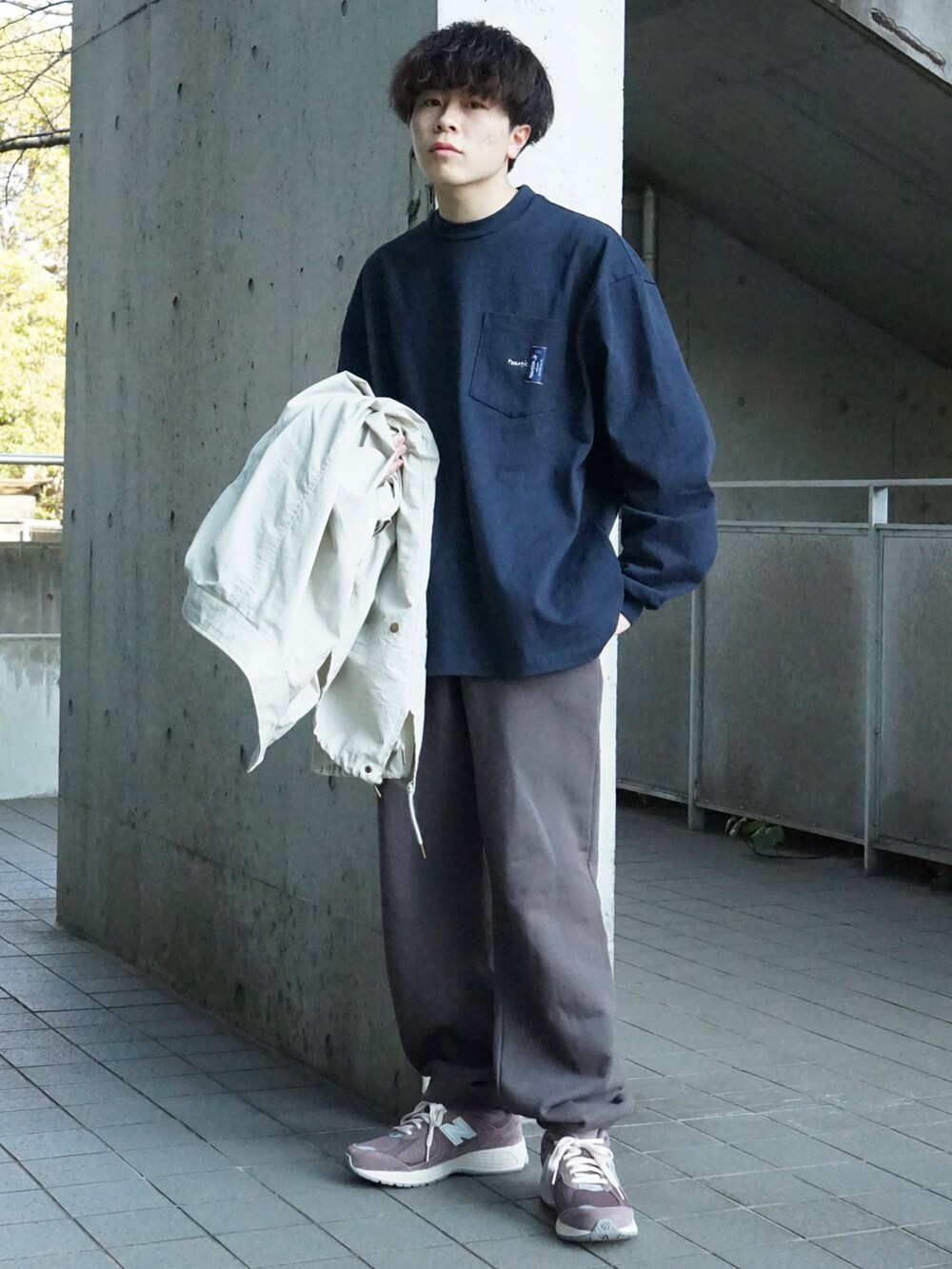 ブルー系のTシャツ/カットソー、ベージュ系のモッズコート、グレー系のスウェットパンツを着用したメンズの春コーディネートの2枚目の写真