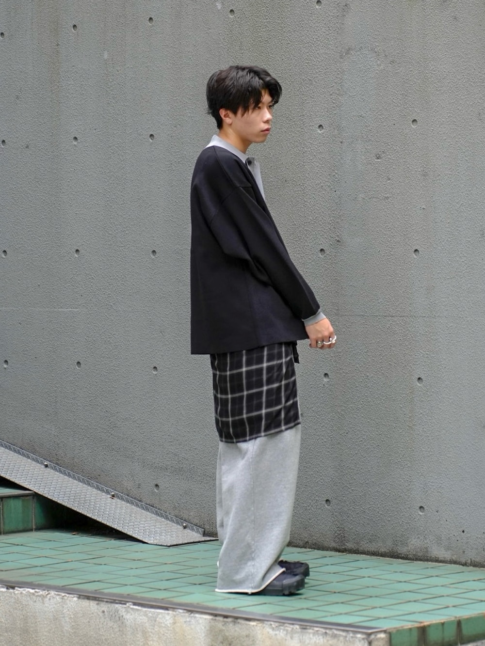ブラック系のポロシャツ、グレー系のスウェットパンツ、ブラック系のシャツ/ブラウスを着用したメンズの秋コーディネートの2枚目の写真