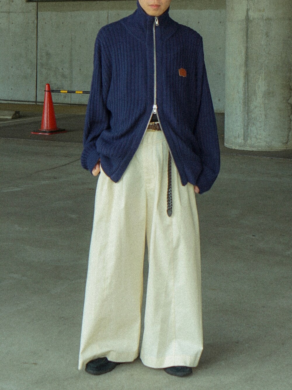 ブルー系のカーディガン/ボレロ、ホワイト系のその他パンツ、ブラック系のその他シューズを着用したメンズの秋コーディネートの5枚目の写真