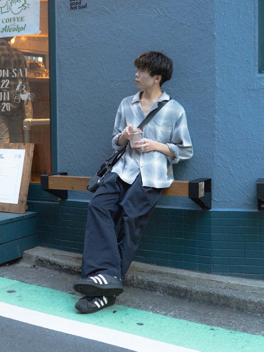 ホワイト系のシャツ/ブラウス、ブラック系のその他パンツ、ブラック系のスニーカーを着用したメンズの秋コーディネートの2枚目の写真