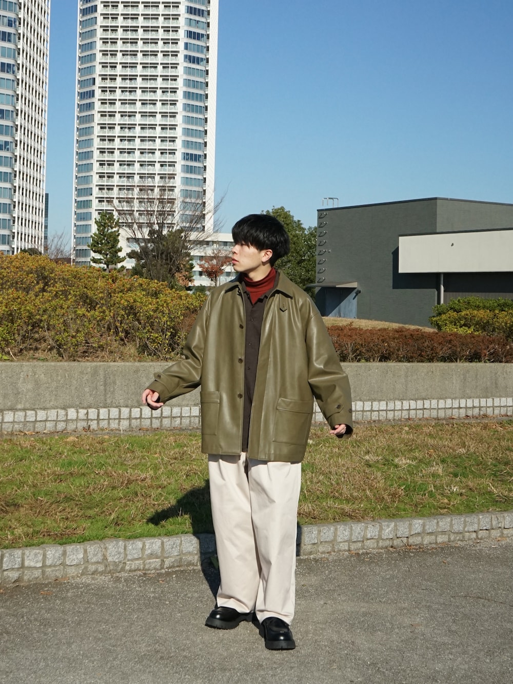 ブラック系のカバーオール、ブラウン系のシャツ/ブラウス、レッド系のTシャツ/カットソーを着用したメンズの冬コーディネートの3枚目の写真