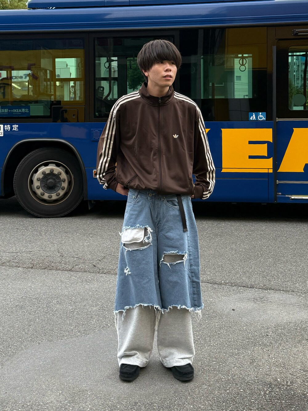 ブラウン系のジャージ、グレー系のスウェットパンツ、ブラック系のその他シューズを着用したメンズの秋コーディネートの2枚目の写真