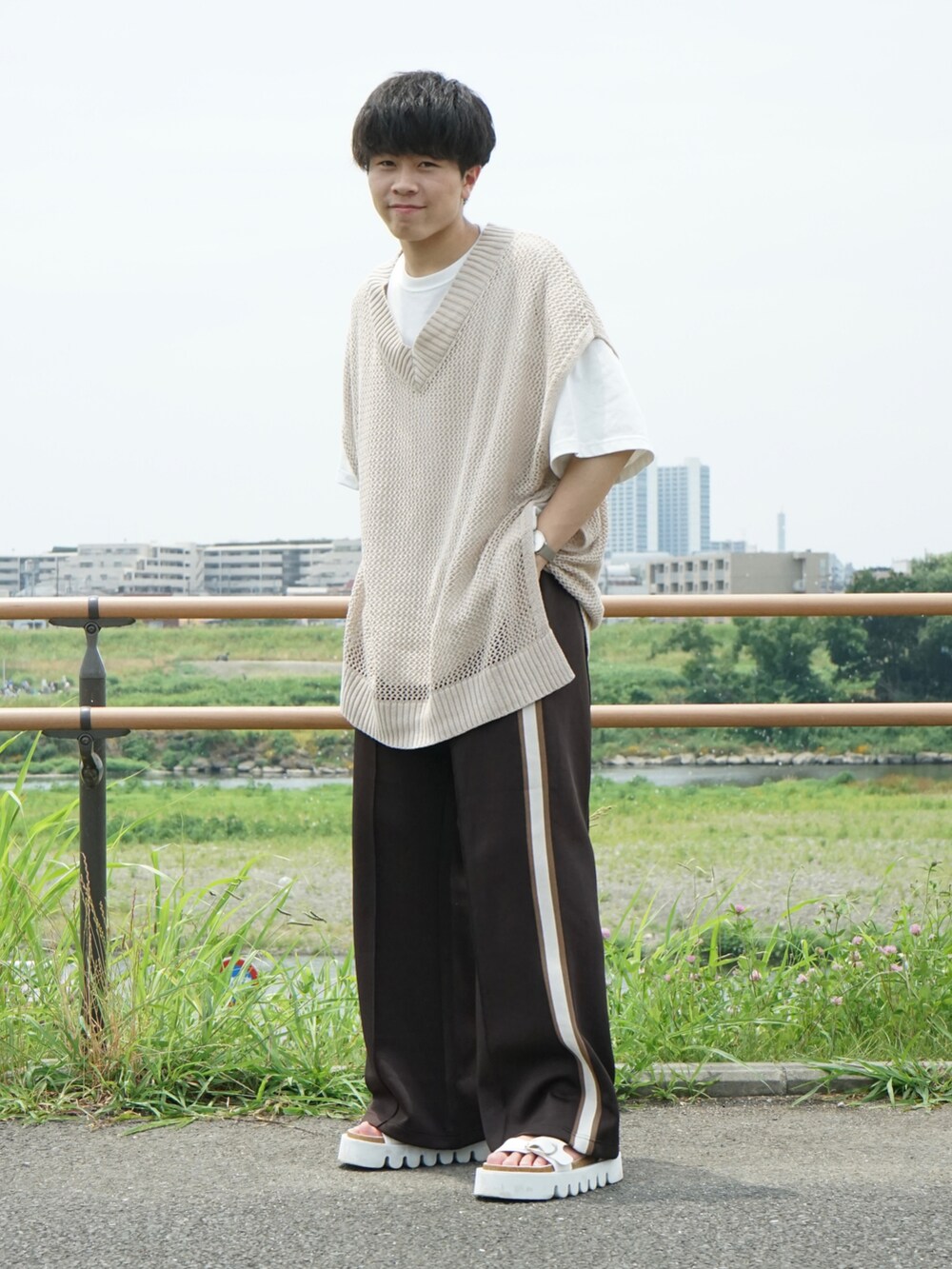 ベージュ系のベスト、ホワイト系のTシャツ/カットソー、ブラウン系のその他パンツを着用したメンズの夏コーディネートの2枚目の写真