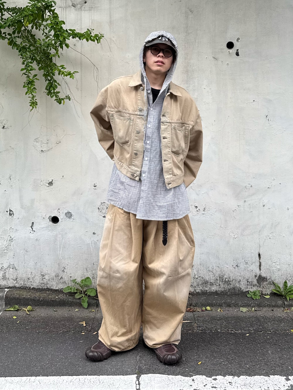 ベージュ系のデニムジャケット、ホワイト系のシャツ/ブラウス、ベージュ系のチノパンツを着用したメンズの春コーディネートの2枚目の写真