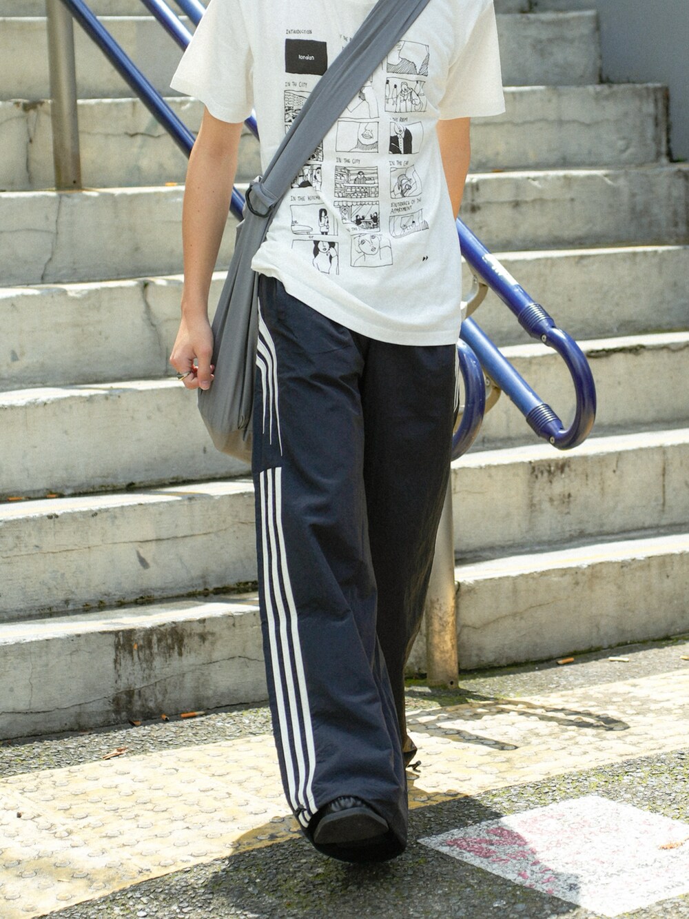 ホワイト系のTシャツ/カットソー、ブラック系のスウェットパンツ、グレー系のショルダーバッグを着用したメンズの夏コーディネートの5枚目の写真