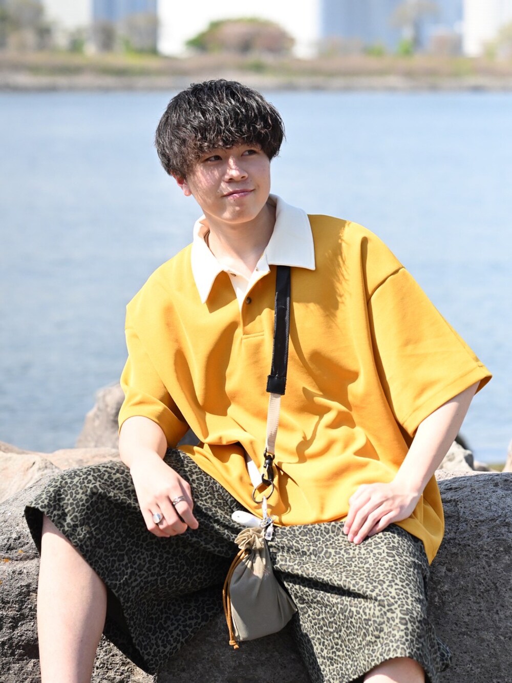 イエロー系のポロシャツ、グリーン系のその他パンツ、ホワイト系のサンダルを着用したメンズの春コーディネートの4枚目の写真