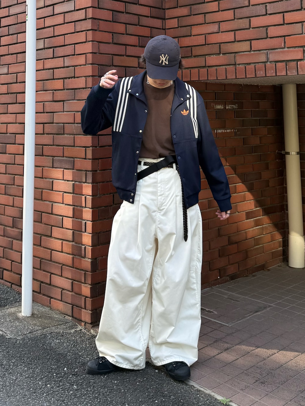 ブラウン系のTシャツ/カットソー、ブルー系のジャージ、ホワイト系のその他パンツを着用したメンズの春コーディネートの2枚目の写真