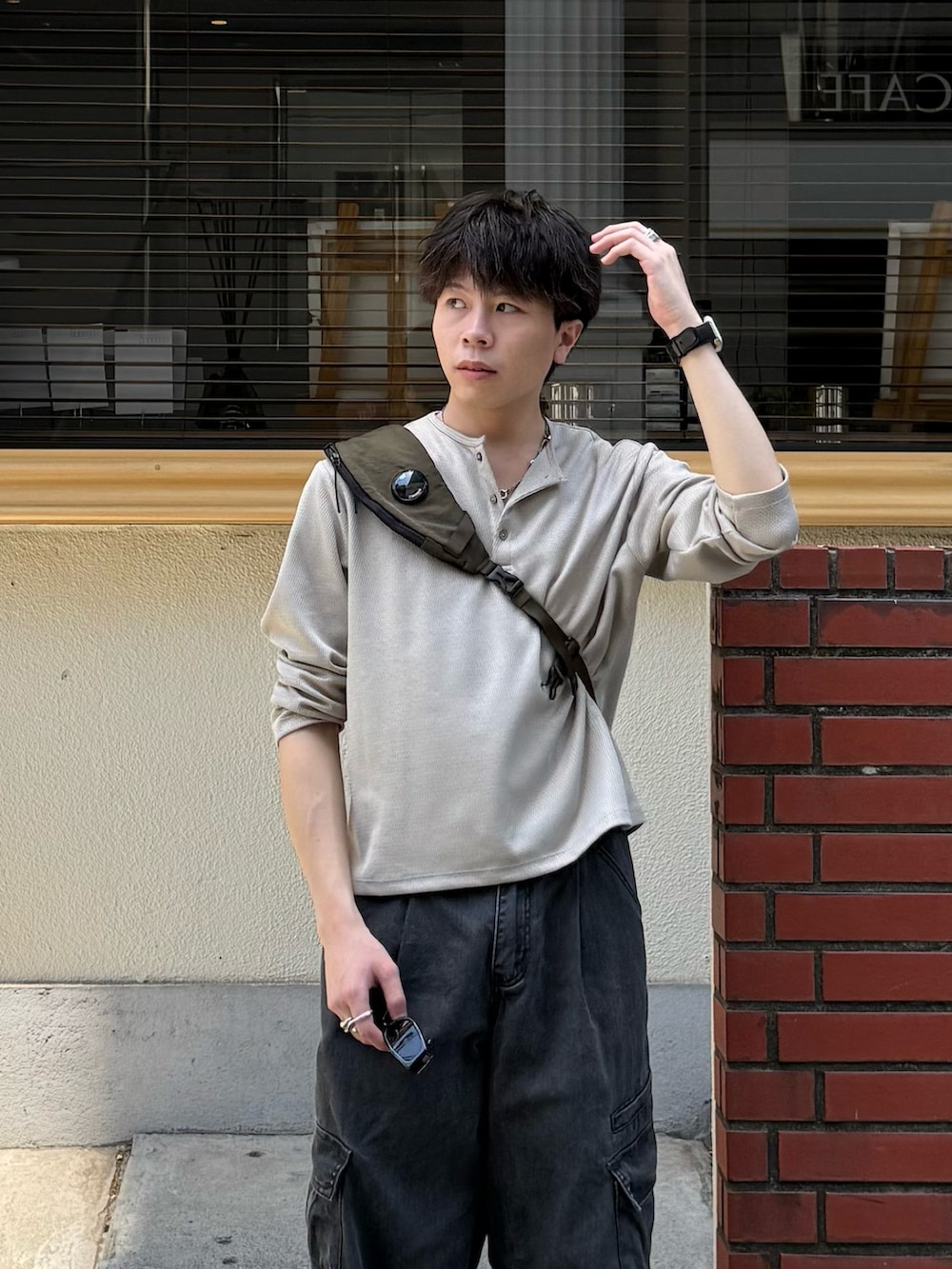 その他のその他パンツ、ベージュ系のTシャツ/カットソー、ブラック系のスニーカーを着用したメンズの春コーディネートの3枚目の写真