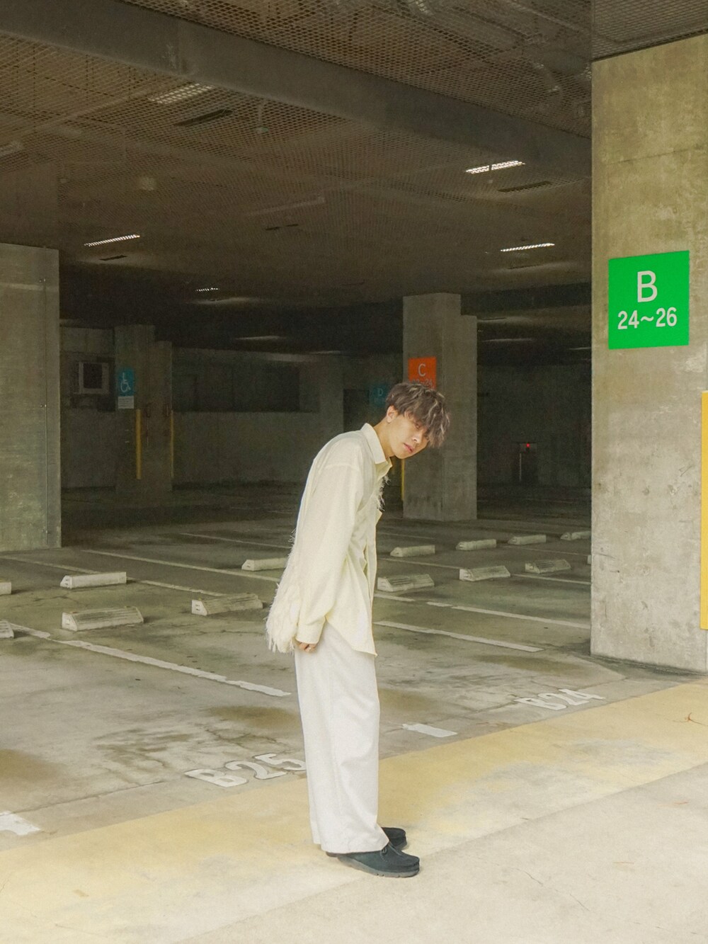 イエロー系のシャツ/ブラウス、ホワイト系のチノパンツ、ホワイト系のショルダーバッグを着用したメンズの春コーディネートの3枚目の写真