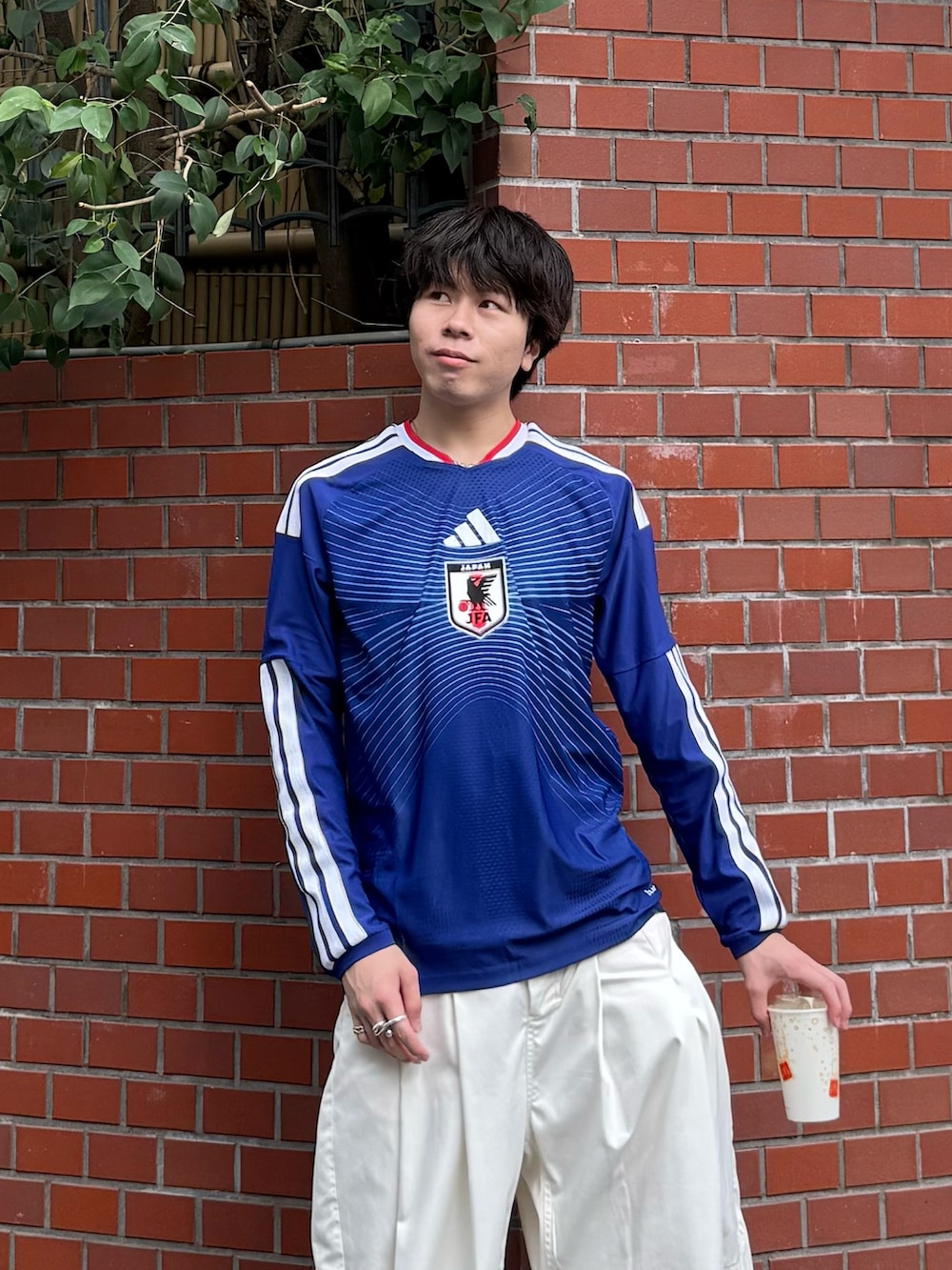 ブルー系のTシャツ/カットソー、ホワイト系のその他パンツ、ブラウン系のスニーカーを着用したメンズの夏コーディネートの3枚目の写真