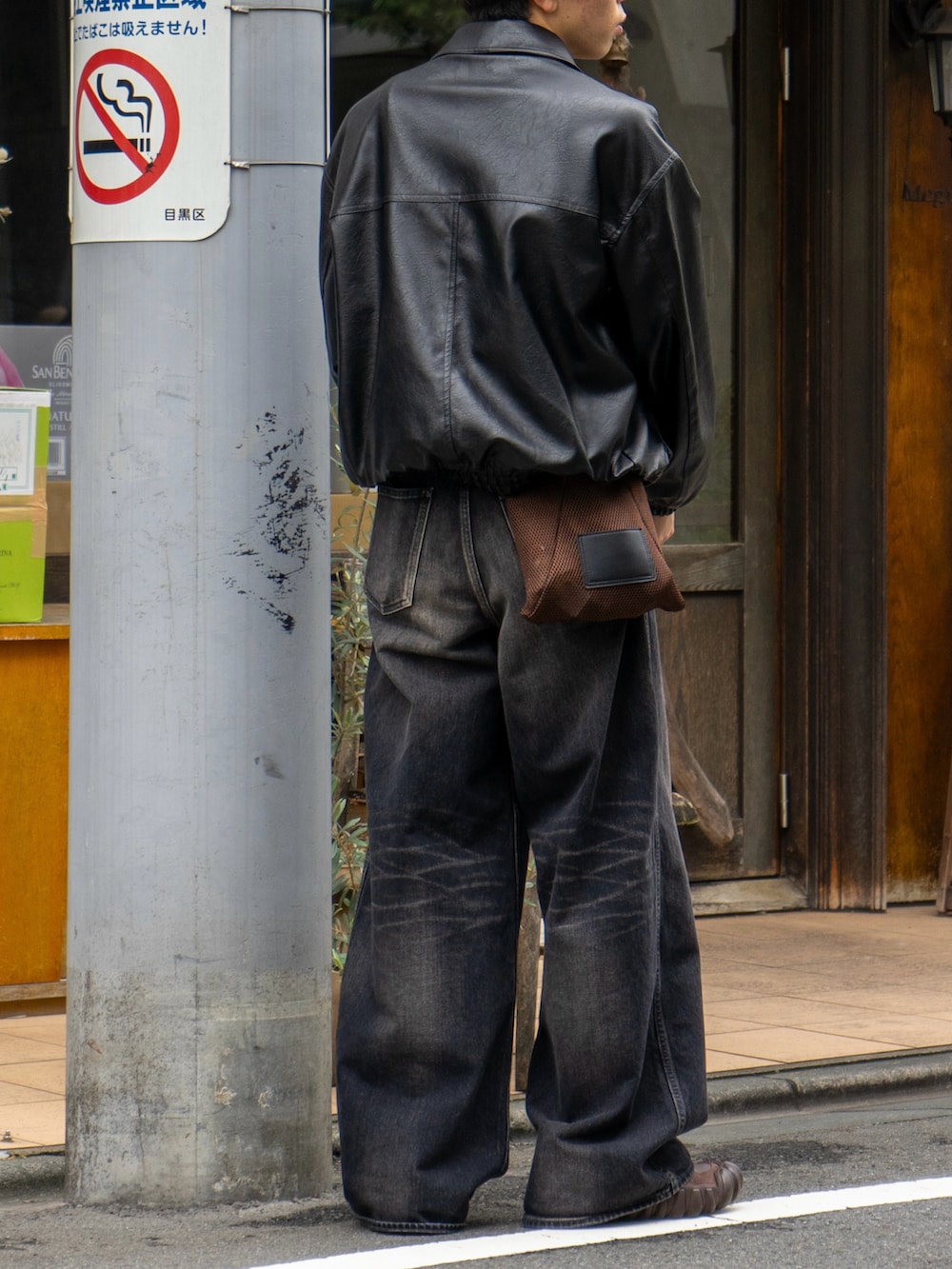 ブラック系のブルゾン、グレー系のスウェット、ブラック系のデニムパンツを着用したメンズの秋コーディネートの5枚目の写真