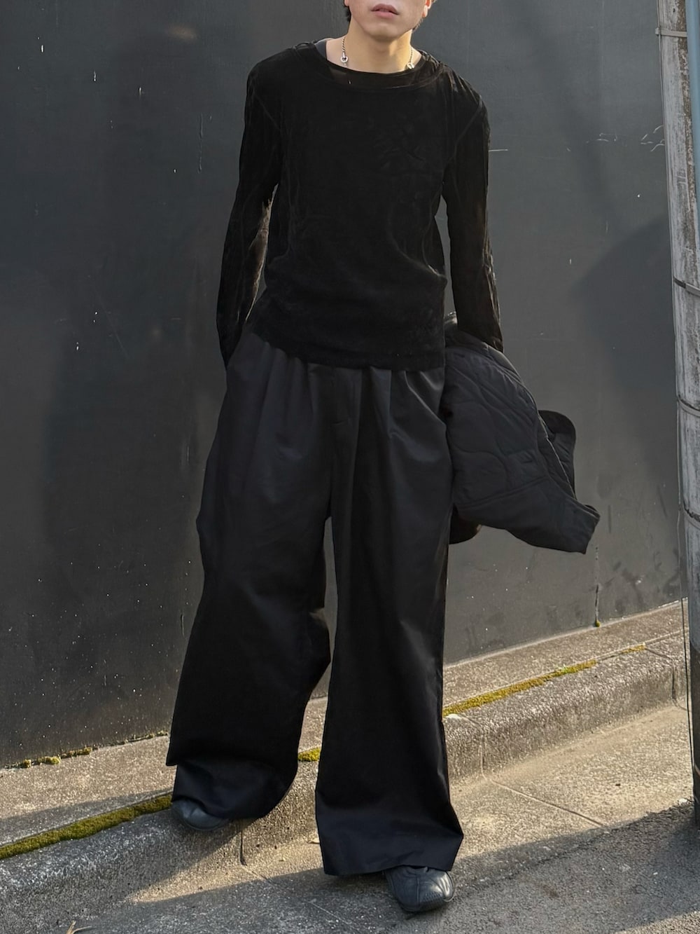 ブラック系のTシャツ/カットソー、ブラック系のその他パンツ、ブラック系のその他アウターを着用したメンズの春コーディネートの3枚目の写真