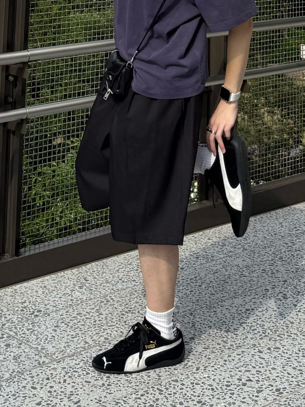 ブルー系のTシャツ/カットソー、ブラック系のその他パンツ、ブラック系のスニーカーを着用したメンズの夏コーディネートの2枚目の写真