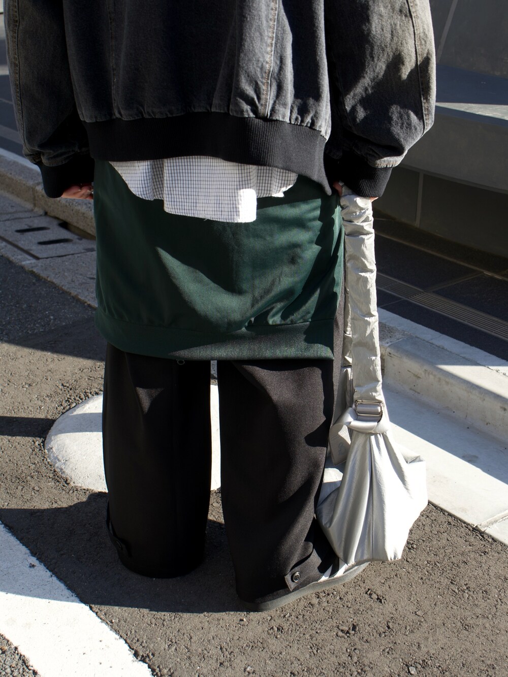 ブラック系のデニムジャケット、ブラック系のシャツ/ブラウス、グリーン系のジャージを着用したメンズの春コーディネートの4枚目の写真