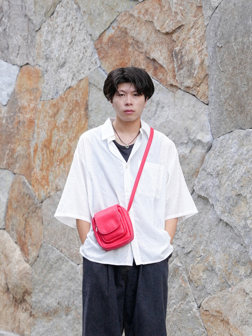 ホワイト系のシャツ/ブラウス、ブラック系のデニムパンツ、レッド系のショルダーバッグを着用したメンズの秋コーディネートの4枚目の写真