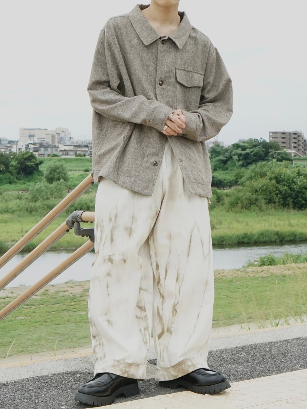 ブラウン系のシャツ/ブラウス、ベージュ系のその他パンツ、ブラック系のローファーを着用したメンズの夏コーディネートの5枚目の写真