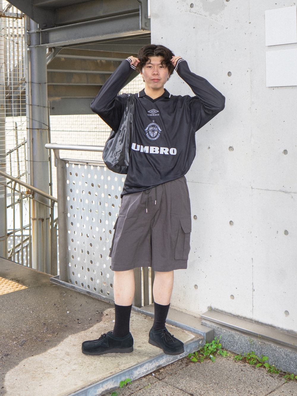 ブラック系のTシャツ/カットソー、グレー系のカーゴパンツ、ブラック系のその他シューズを着用したメンズの春コーディネートの2枚目の写真