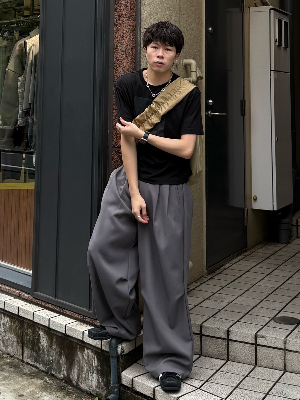 その他のTシャツ/カットソー、グレー系のパンツ、ベージュ系のショルダーバッグを着用したメンズの夏コーディネートの2枚目の写真