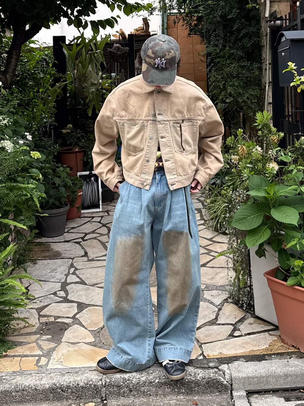 ベージュ系のデニムジャケット、ブラウン系のTシャツ/カットソー、ブルー系のデニムパンツを着用したメンズの夏コーディネートの2枚目の写真