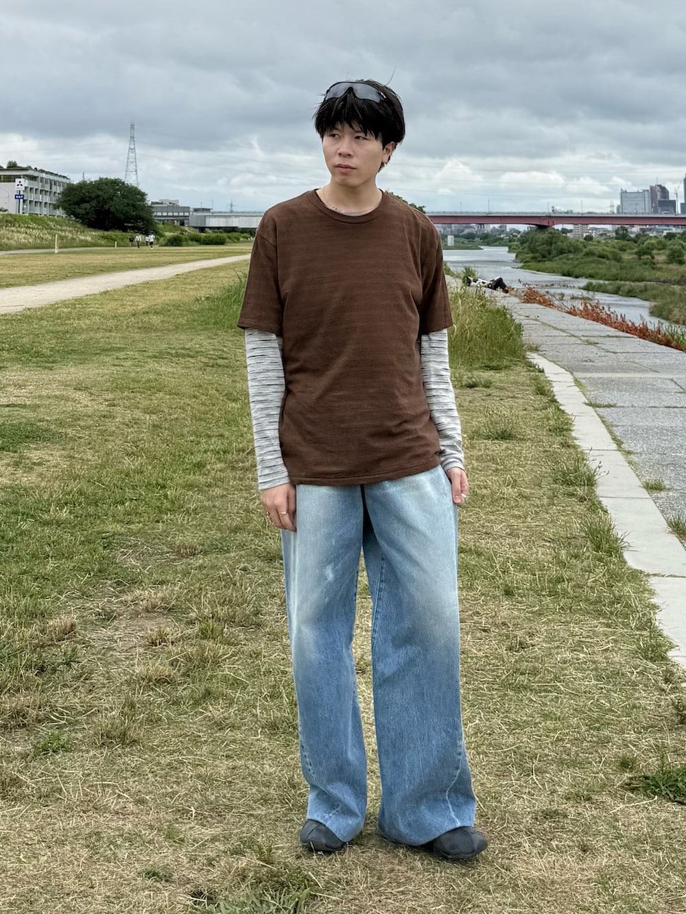 ブラウン系のTシャツ/カットソー、グレー系のTシャツ/カットソー、ブルー系のデニムパンツを着用したメンズの春コーディネートの2枚目の写真
