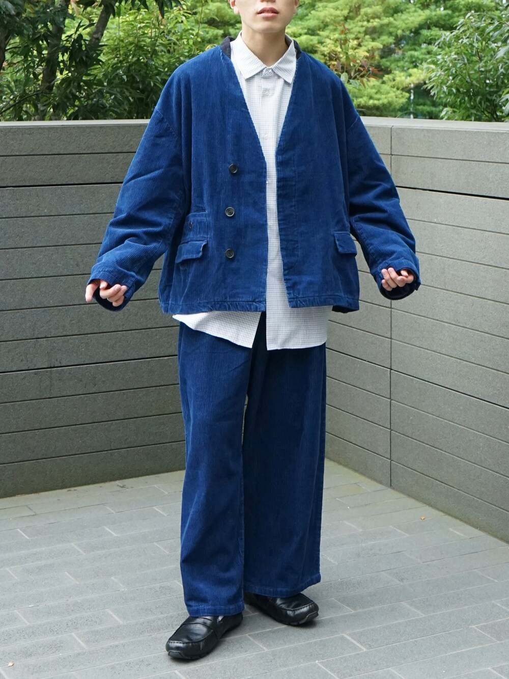 ブルー系のテーラードジャケット、ブラック系のシャツ/ブラウス、ブルー系のスラックスを着用したメンズの秋コーディネートの5枚目の写真