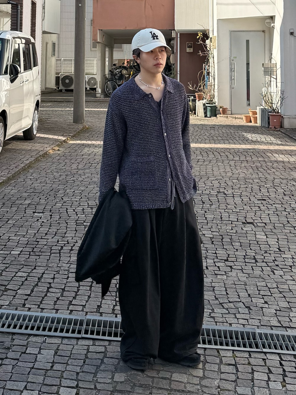 ブラック系のスウェットパンツ、ブラック系のその他シューズ、パープル系のカーディガン/ボレロを着用したメンズの春コーディネートの2枚目の写真