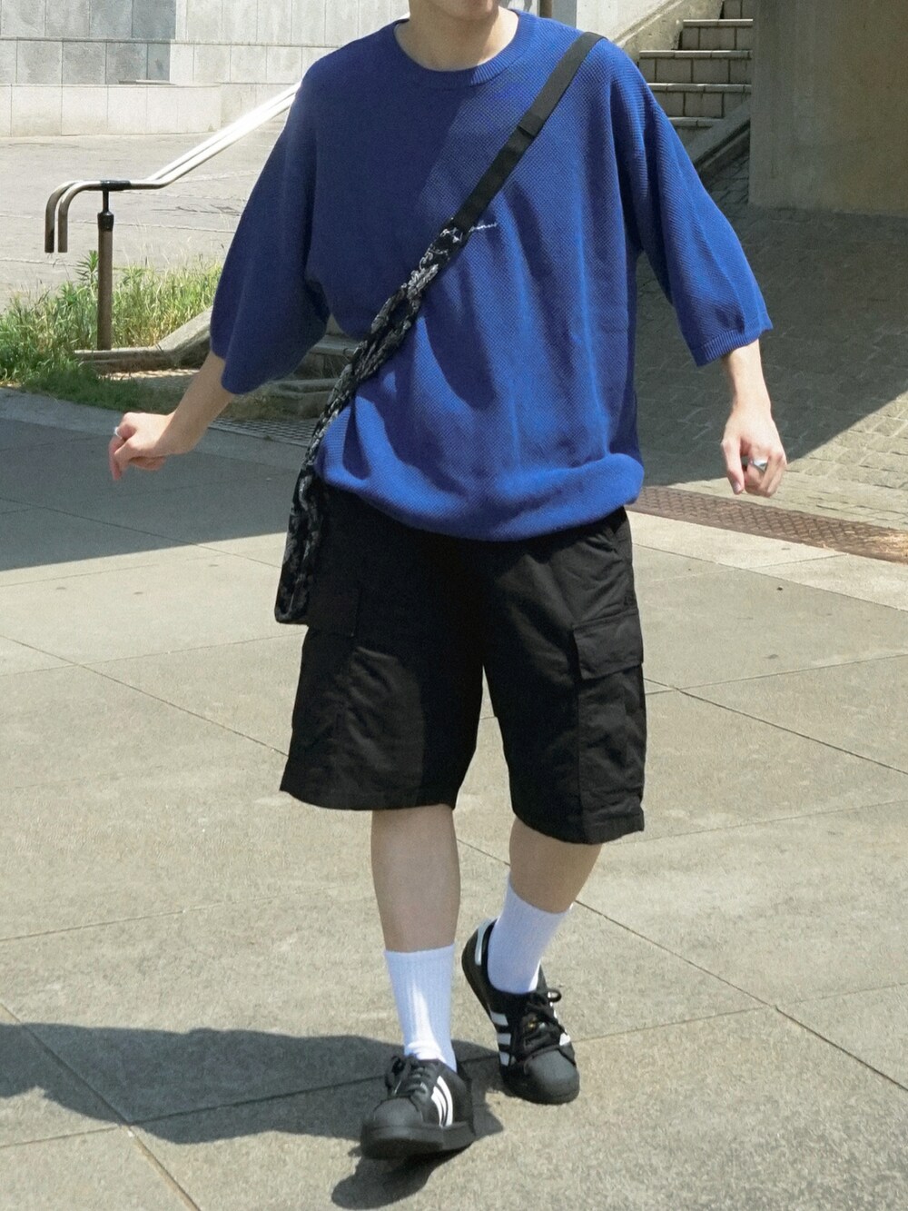 ブルー系のショルダーバッグ、ブラック系のスニーカー、ブルー系のその他を着用したメンズの夏コーディネートの5枚目の写真