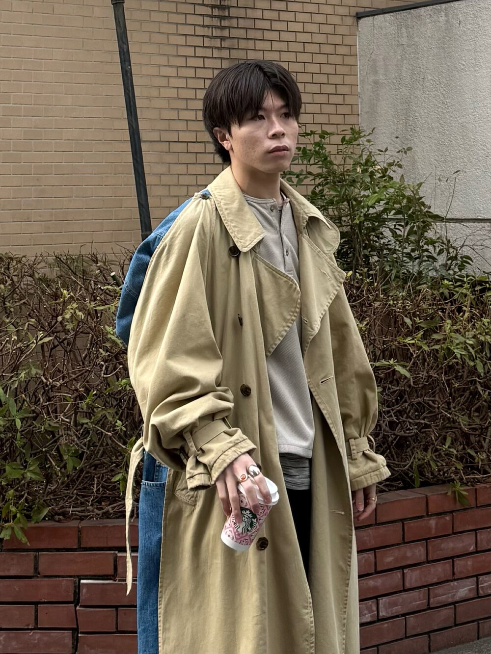 ブルー系のデニムパンツ、ベージュ系のTシャツ/カットソー、グレー系のTシャツ/カットソーを着用したメンズの春コーディネートの4枚目の写真