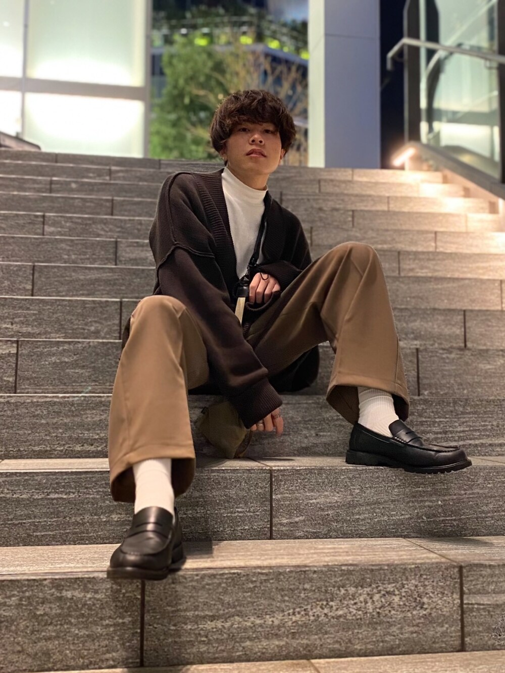 ブラウン系のカーディガン/ボレロ、ブラウン系のその他パンツ、ベージュ系のショルダーバッグを着用したメンズの冬コーディネートの2枚目の写真