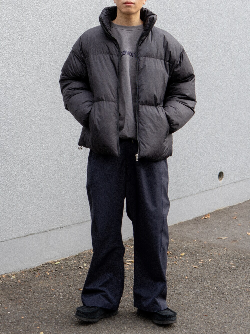 ブラック系のダウンジャケット/コート、ブラック系のその他パンツ、ブラック系のその他シューズを着用したメンズの冬コーディネートの5枚目の写真