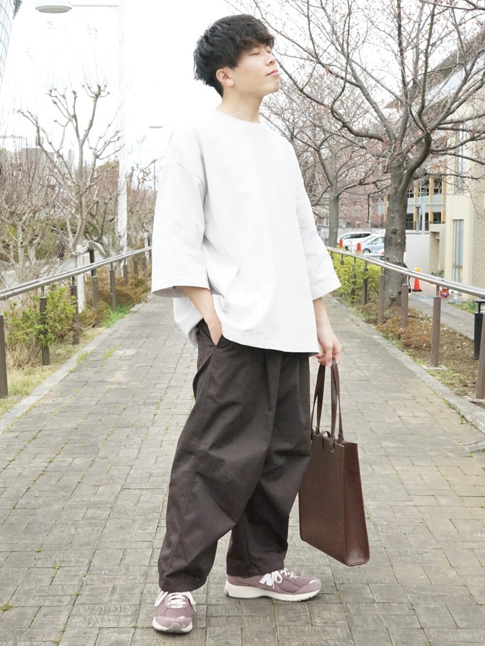 グレー系のTシャツ/カットソー、ブラウン系のカーゴパンツ、ブラウン系のトートバッグを着用したメンズの春コーディネートの3枚目の写真