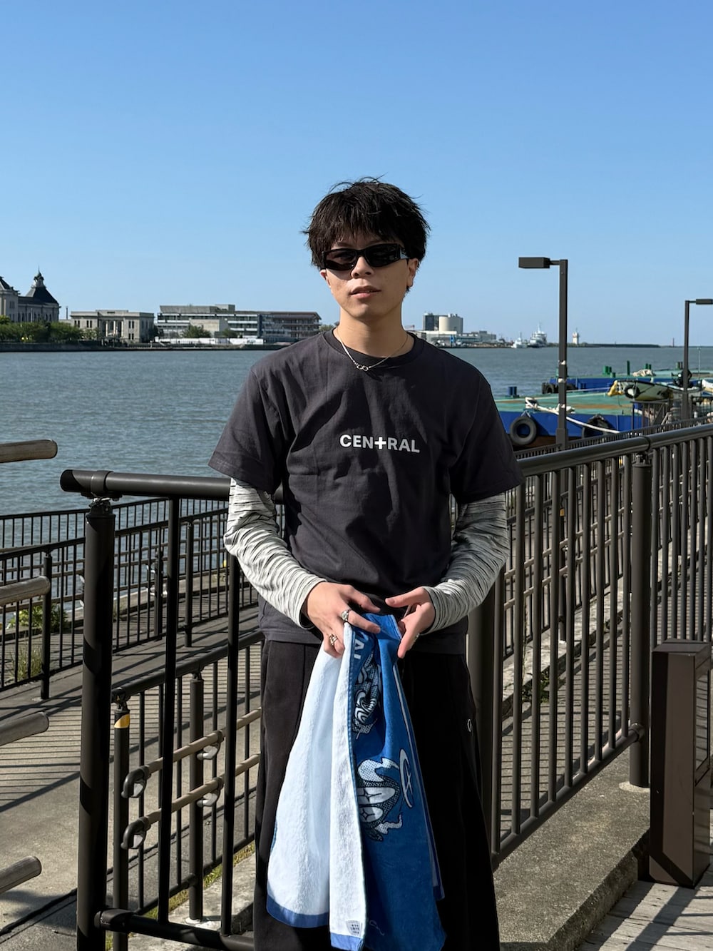 グレー系のTシャツ/カットソー、ブラック系のスウェットパンツ、グレー系のスニーカーを着用したメンズの春コーディネートの2枚目の写真
