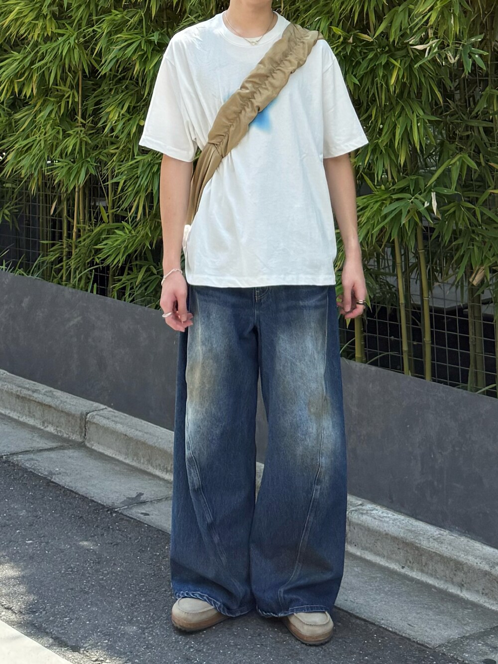 ベージュ系のその他シューズ、ブルー系のデニムパンツ、ベージュ系のショルダーバッグを着用したメンズの夏コーディネートの5枚目の写真