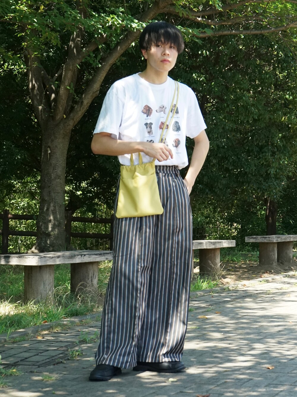 ホワイト系のTシャツ/カットソー、ブラック系のその他パンツ、イエロー系のショルダーバッグを着用したメンズの夏コーディネートの2枚目の写真
