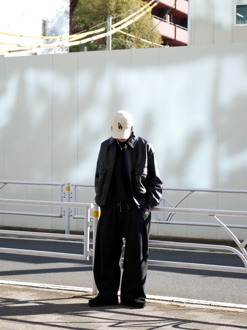 ブラック系のブルゾン、ブラック系のスウェット、ブラック系のスウェットパンツを着用したメンズの冬コーディネートの3枚目の写真