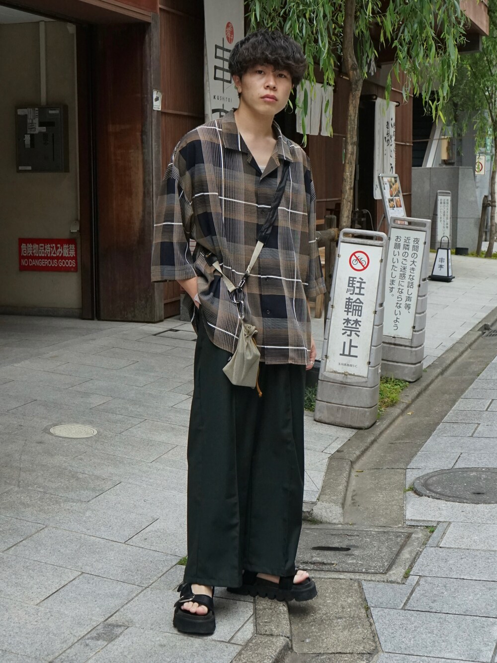 その他のシャツ/ブラウス、ベージュ系のショルダーバッグ、グリーン系のその他パンツを着用したメンズの春コーディネートの2枚目の写真