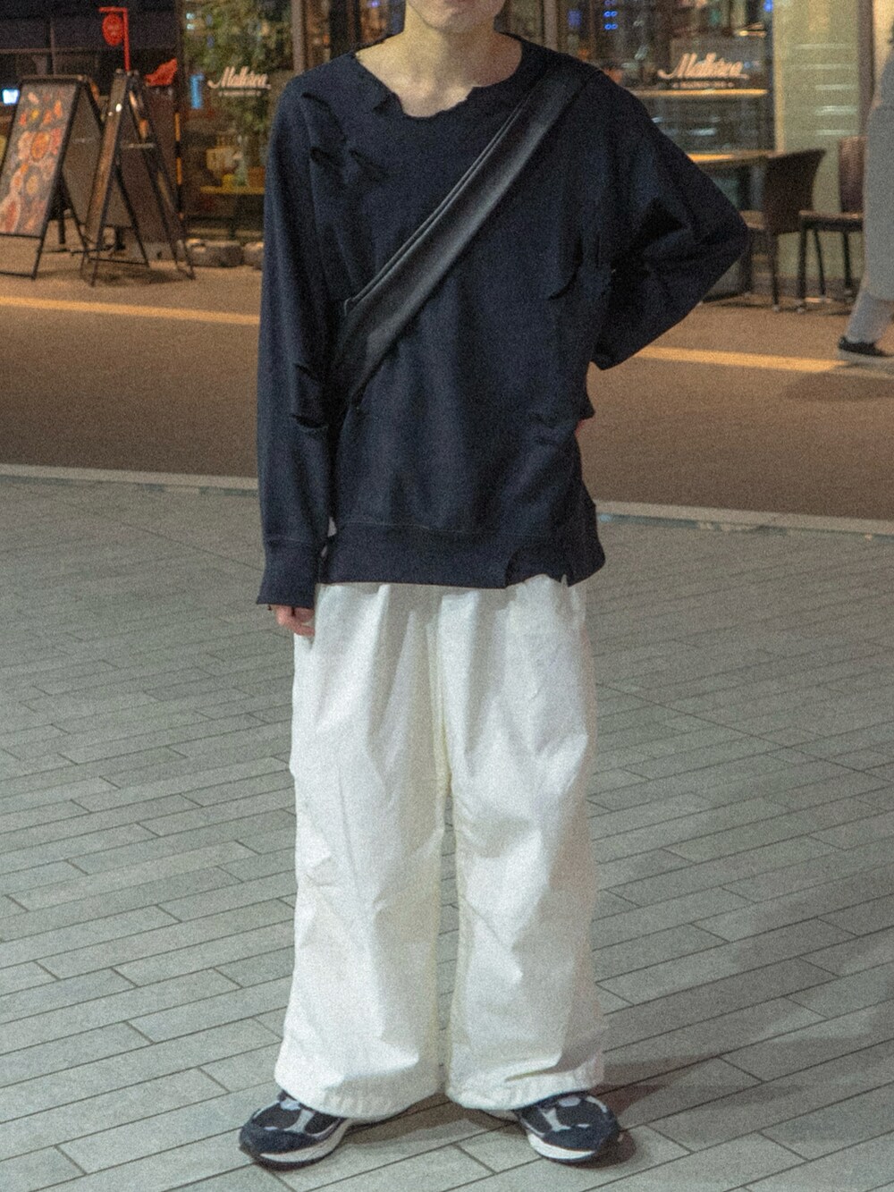 ブラック系のショルダーバッグ、ホワイト系のカーゴパンツ、ブラック系のスニーカーを着用したメンズの冬コーディネートの4枚目の写真