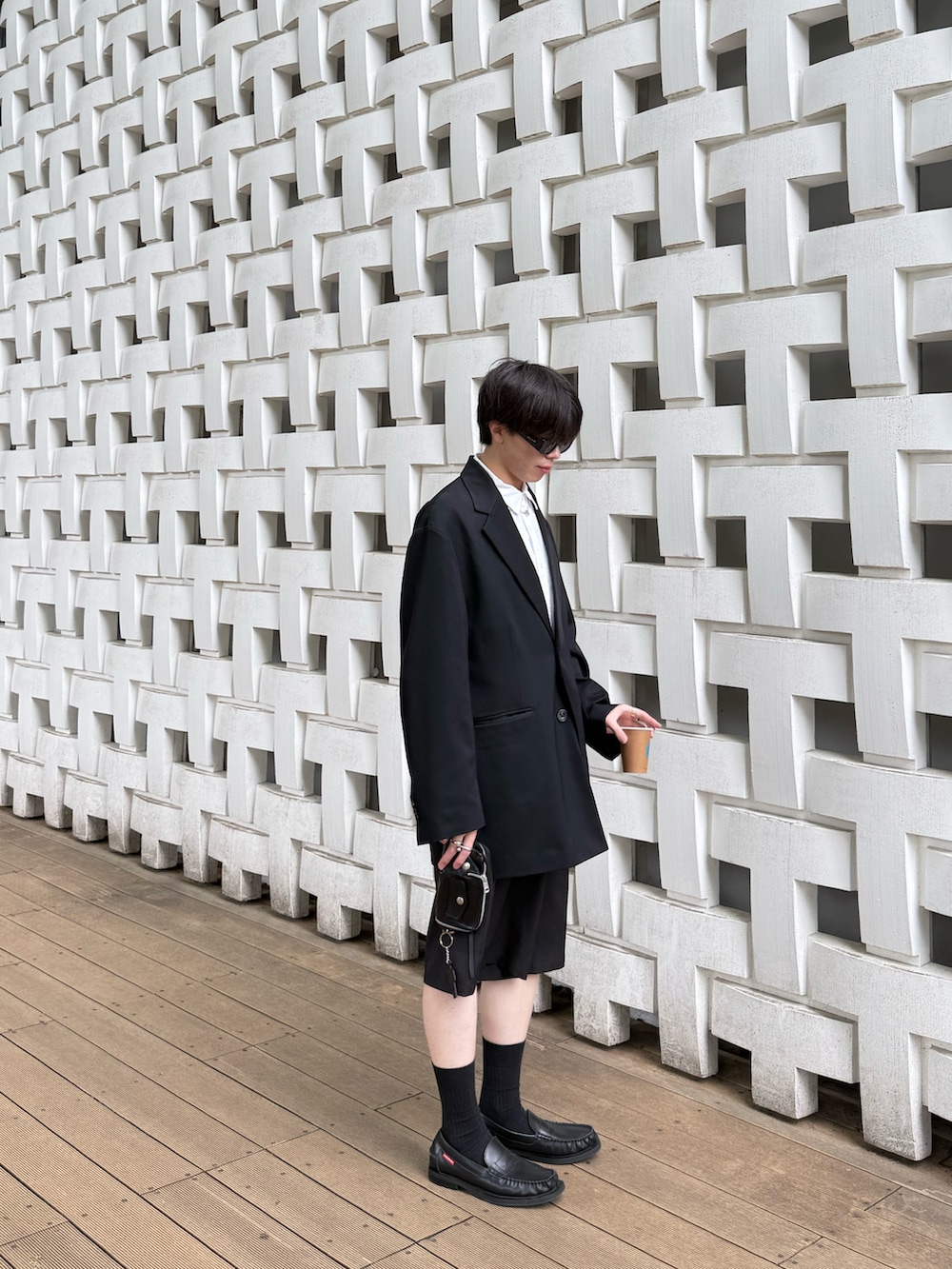 ブラック系のテーラードジャケット、ホワイト系のシャツ/ブラウス、ブラック系のその他パンツを着用したメンズの春コーディネートの3枚目の写真