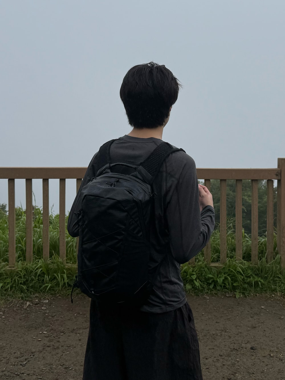 グレー系のTシャツ/カットソー、ブラック系のバックパック/リュック、その他のその他パンツを着用したメンズの夏コーディネートの3枚目の写真