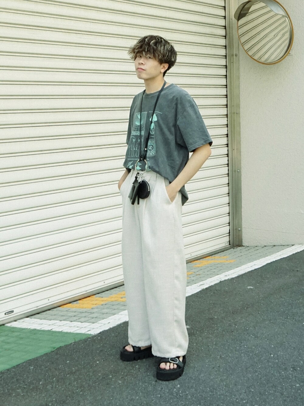グレー系のTシャツ/カットソー、ベージュ系のその他パンツ、ブラック系のショルダーバッグを着用したメンズの夏コーディネートの2枚目の写真