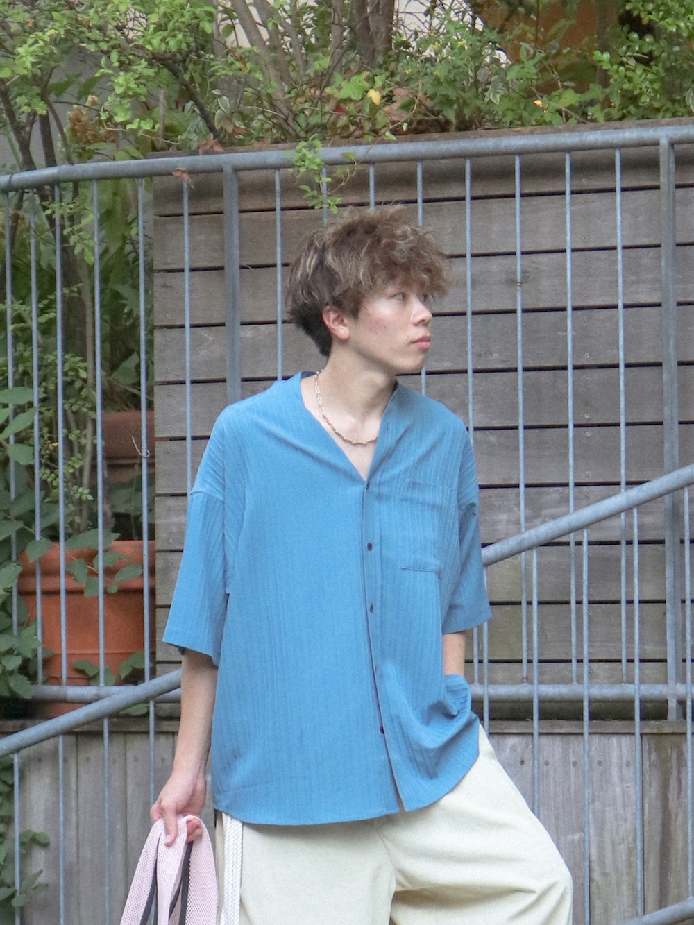 ピンク系のトートバッグ、ブラック系のサンダル、ブルー系のその他を着用したメンズの夏コーディネートの4枚目の写真