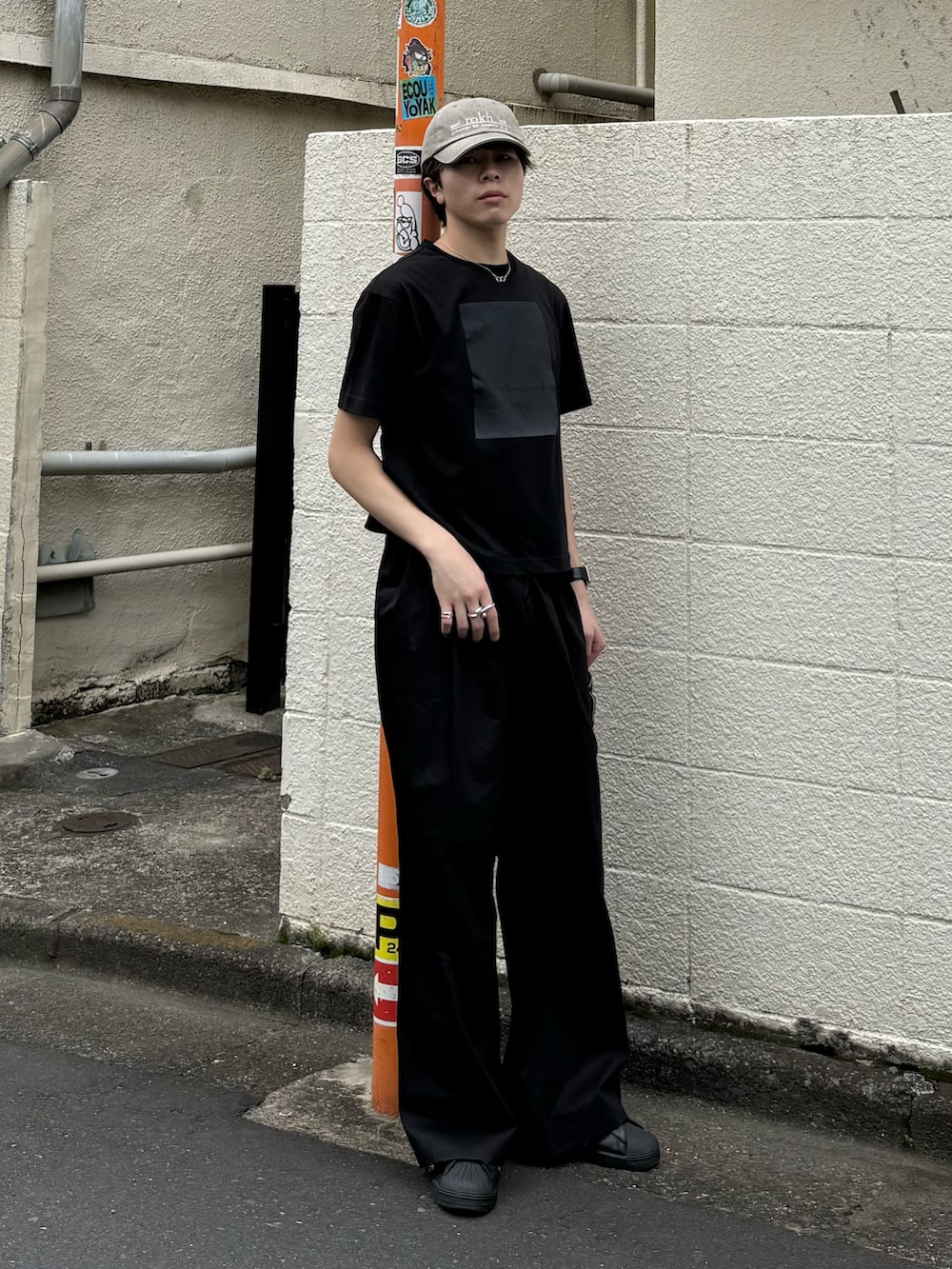 その他のTシャツ/カットソー、ブラック系のその他パンツ、ブラック系のスニーカーを着用したメンズの夏コーディネートの2枚目の写真