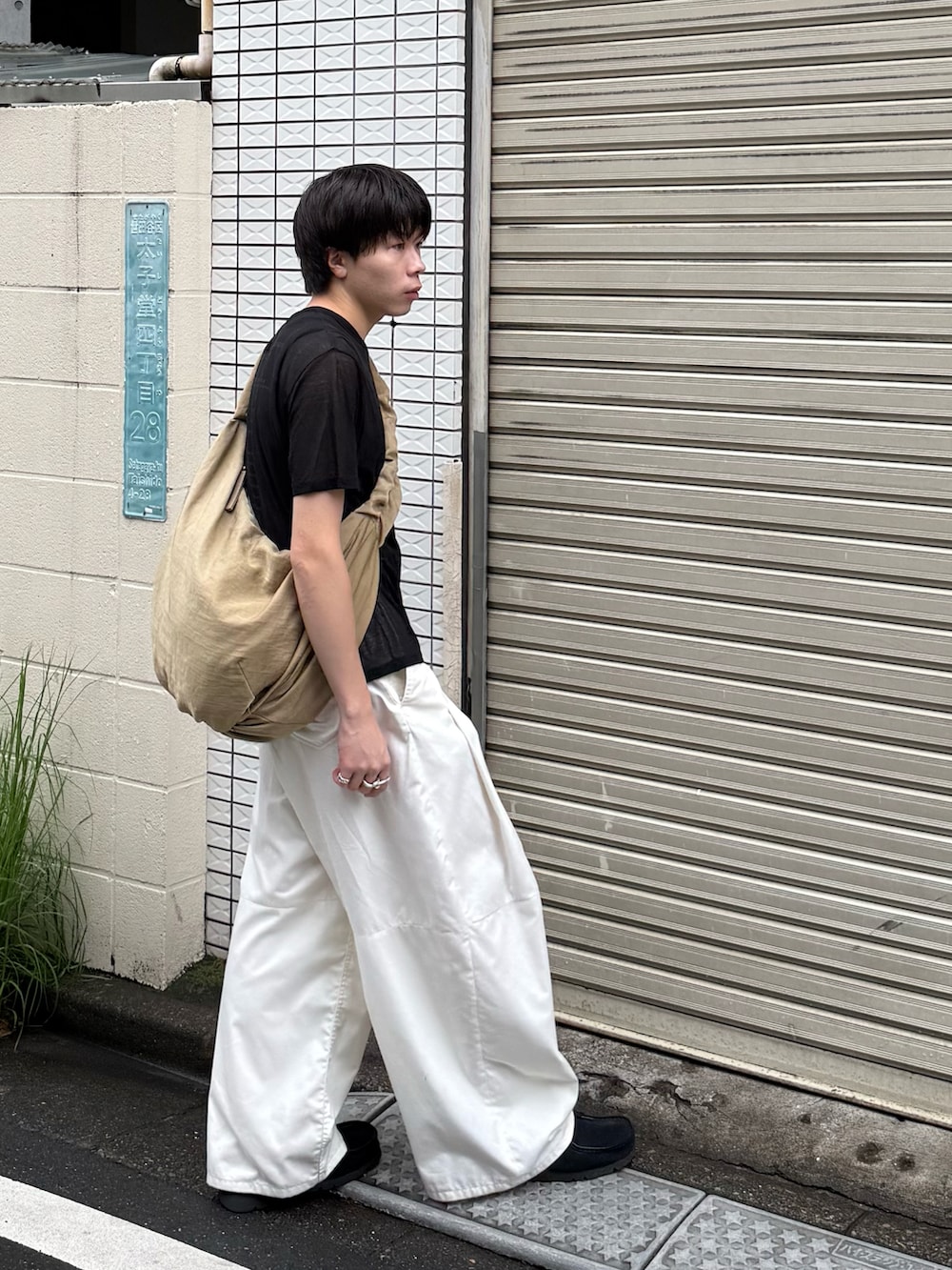 ブラック系のTシャツ/カットソー、ホワイト系のその他パンツ、ブルー系のタンクトップを着用したメンズの夏コーディネートの3枚目の写真