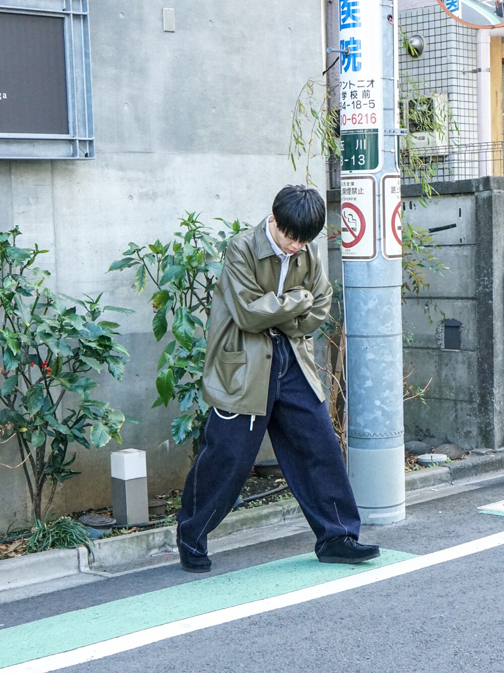 グリーン系のカバーオール、ブラック系のシャツ/ブラウス、ブルー系のデニムパンツを着用したメンズの冬コーディネートの3枚目の写真