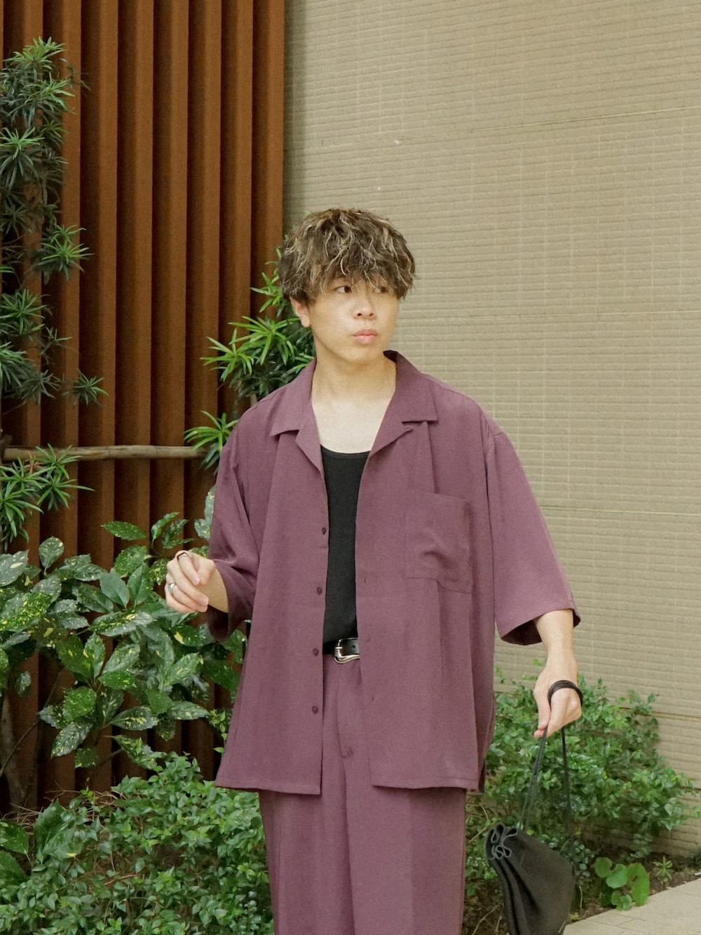 レッド系のシャツ/ブラウス、レッド系のスラックス、ブラック系のショルダーバッグを着用したメンズの夏コーディネートの4枚目の写真