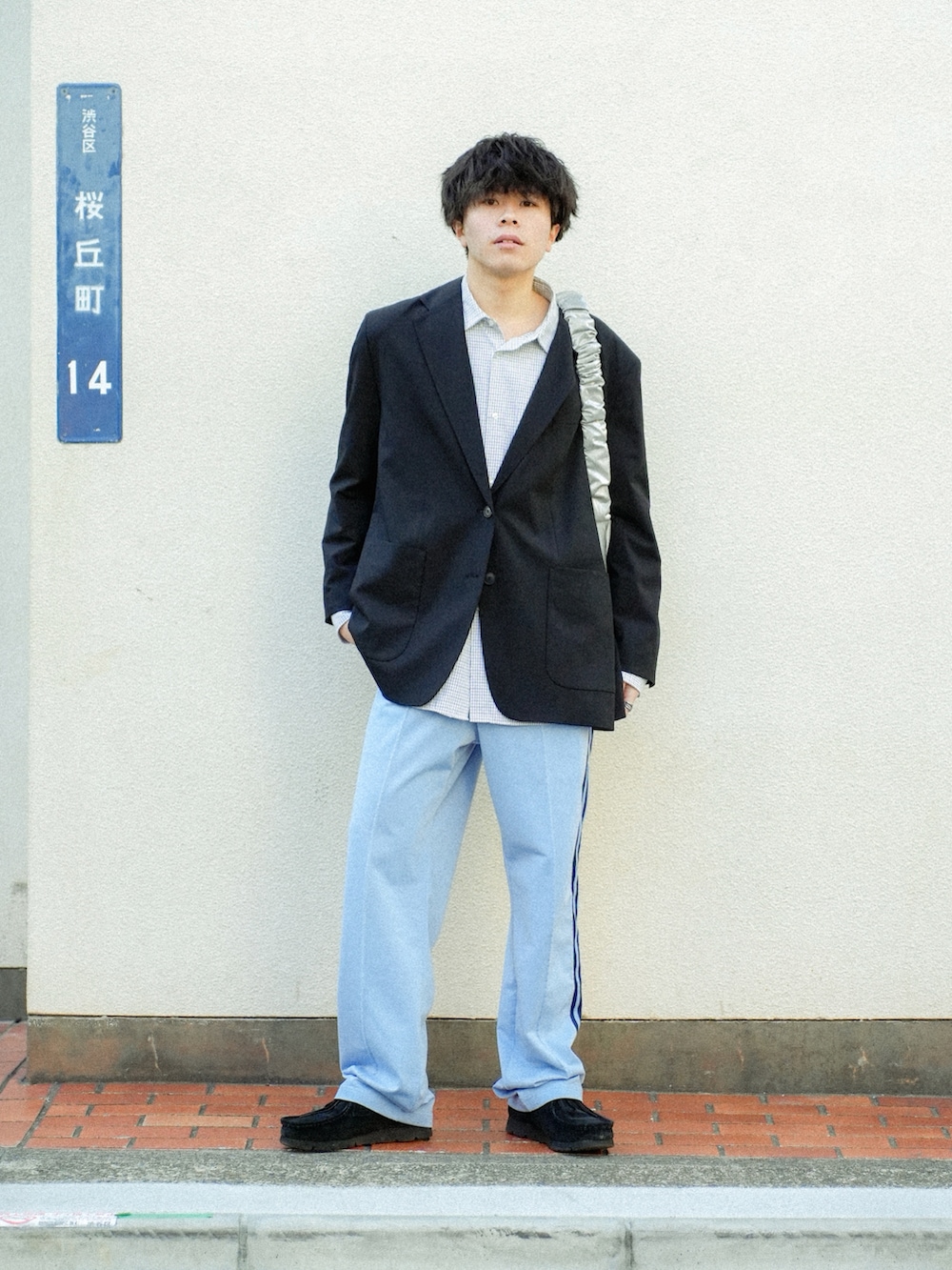 ブルー系のその他パンツ、ブラック系のシャツ/ブラウス、ブラック系のその他シューズを着用したメンズの春コーディネートの2枚目の写真