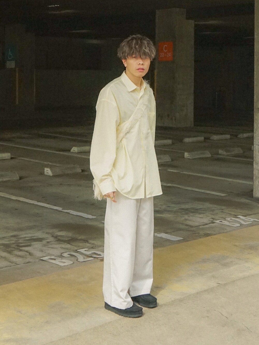 イエロー系のシャツ/ブラウス、ホワイト系のチノパンツ、ホワイト系のショルダーバッグを着用したメンズの春コーディネートの2枚目の写真