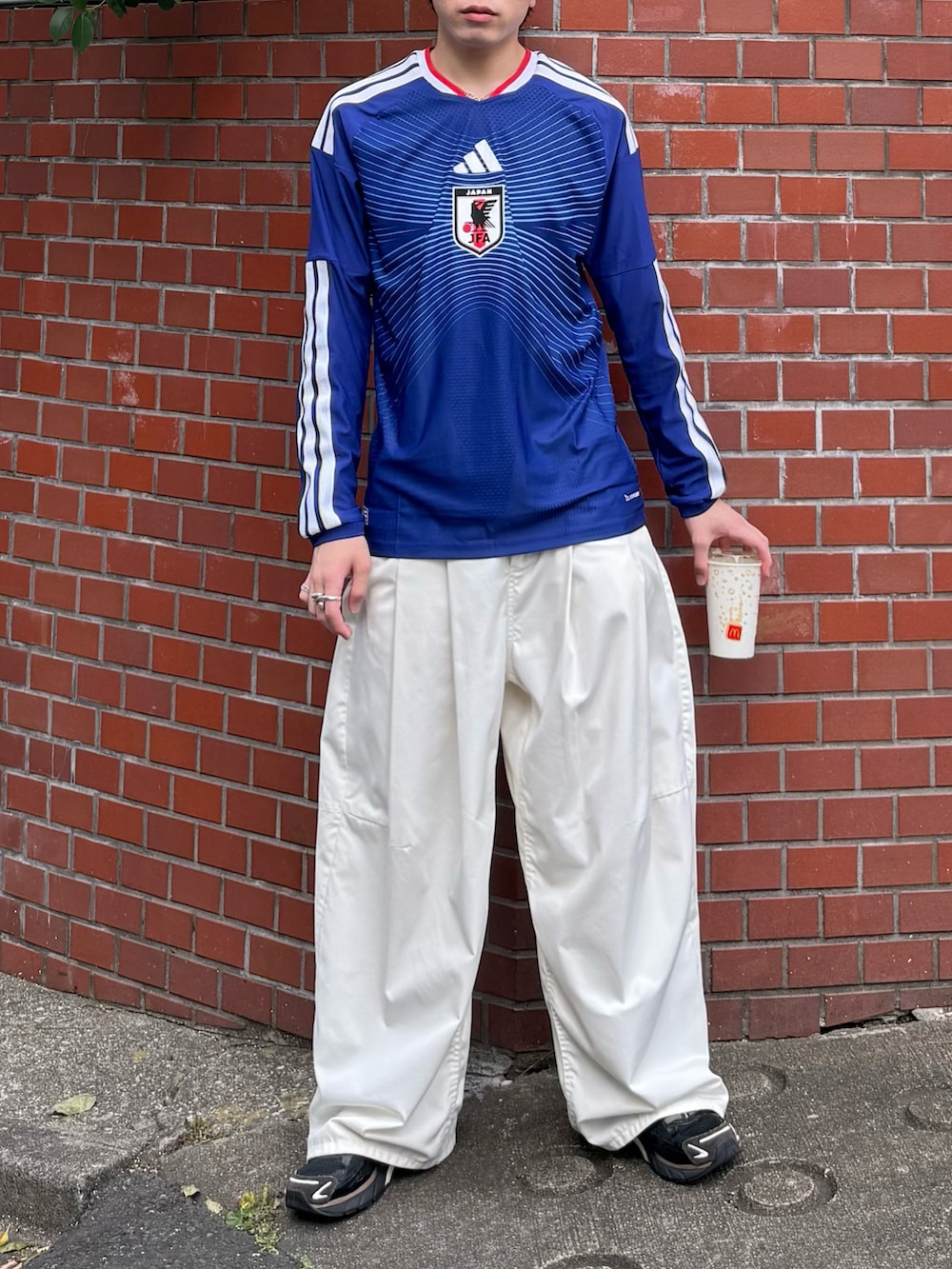 ブルー系のTシャツ/カットソー、ホワイト系のその他パンツ、ブラウン系のスニーカーを着用したメンズの夏コーディネートの4枚目の写真
