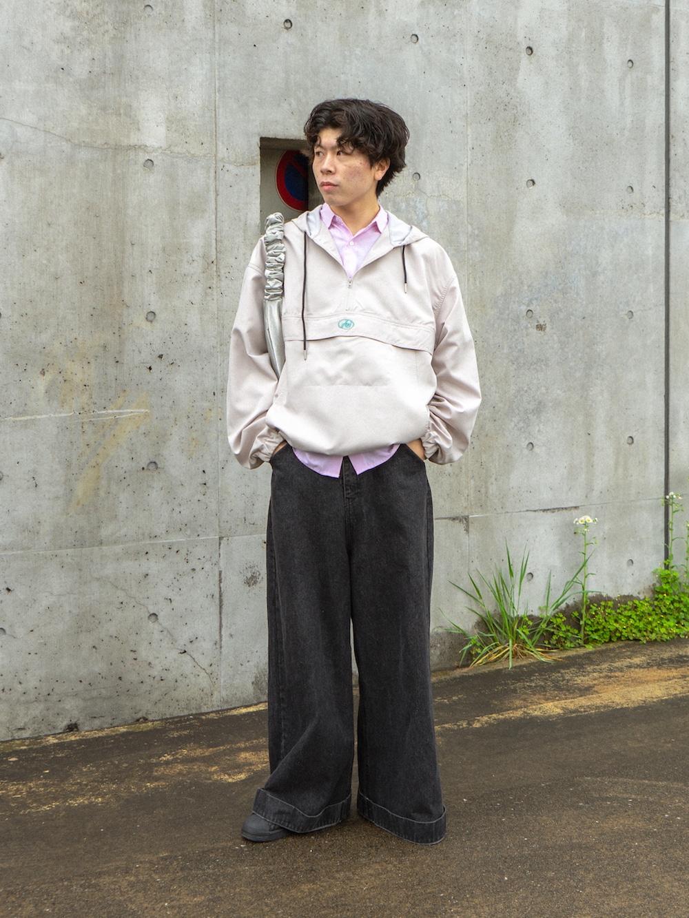 ベージュ系のブルゾン、ピンク系のシャツ/ブラウス、ブラック系のデニムパンツを着用したメンズの春コーディネートの2枚目の写真